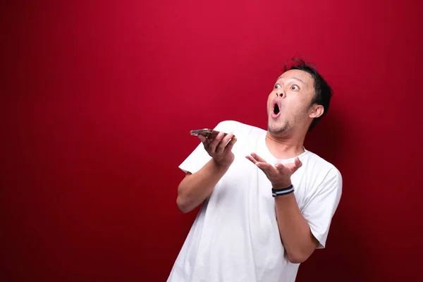 Jeune Homme Asiatique Choqué Quand Regarde Pointant Smartphone — Photo