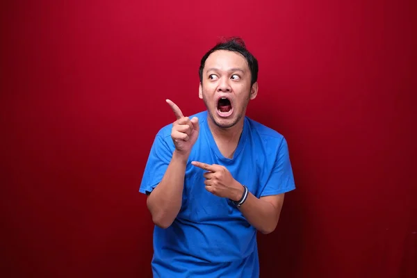 Jeune Homme Asiatique Est Surpris Criant Wow Avec Pointage Droite — Photo