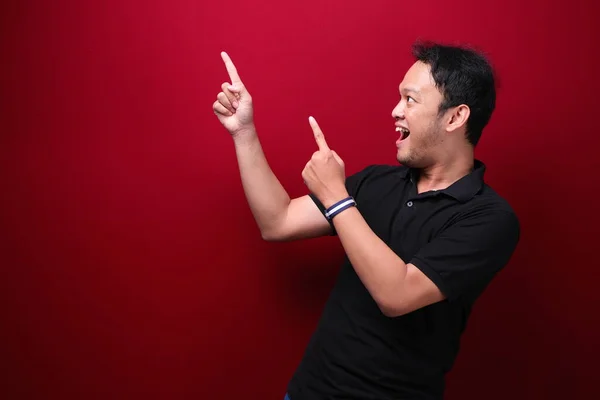 Young Asian Man Surprised Shouting Wow Pointing Right His Hand — Stock Photo, Image