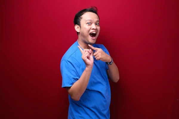 Joven Asiático Hombre Sorprendido Gritando Wow Con Apuntar Derecha Con — Foto de Stock