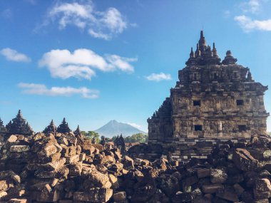 Candi Plaosan ya da Plaosan Tapınağı Plaosan Kompleks Tapınağı 'nda Merapi dağı geçmişi olan bir tapınak. Prambanan, Klaten, Central Java, Endonezya 'da bulunan Cava Budist tapınaklarından biri..