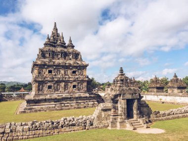 Candi Plaosan veya Plaosan Tapınağı, Plaosan Kompleksi tapınağında. Bugisan köyünde bulunan Cava Budist tapınaklarından biri, Prambanan, Yogyakarta yakınlarındaki Klaten Regency, Orta Java, Endonezya.