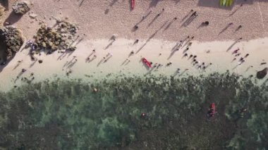 Gunung Sahili 'nde, Endonezya' da okyanus, tekne ve insanların insansız hava aracı görüntüsü.