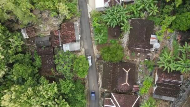 Vista Aérea Carro Andando Pequena Estrada Através Aldeia Campo Indonésia — Vídeo de Stock