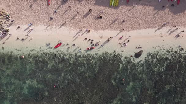 Luftaufnahme Von Holiday Gunung Beach Indonesien Mit Meer Booten Und — Stockvideo
