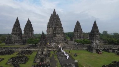 Endonezya 'nın Endonezya bölgesindeki Yogyakarta' daki Prambanan tapınağında dua eden insanların hava görüşü.