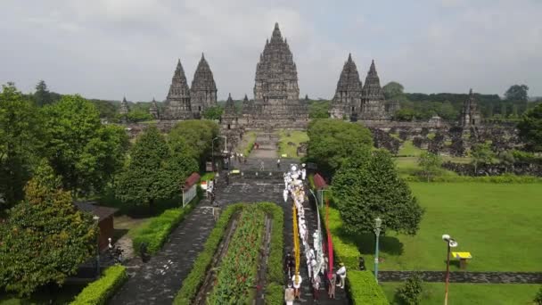 在印度尼西亚日惹的Prambanan庙宇里 人们为印尼工业主义祈祷的空中景象 — 图库视频影像