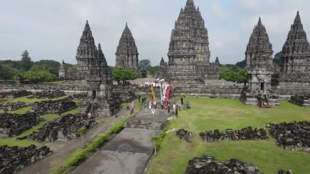 Vista Aérea Hinduísmo Indonésio Pessoas Rezam Templo Prambanan Yogyakarta Indonésia — Vídeo de Stock