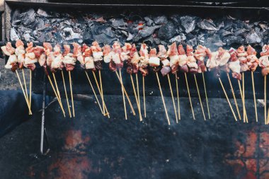 Çiğ keçi satay, kuzu satay, kuzu veya et keçisi ateş ve duman ile ızgara yerde satay. Java' dan geleneksel satay, Endonezya.
