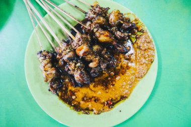 Sate ya da satay maranggi, ızgara salamura edilmiş biftek ya da fıstık soslu kuzu satay.,