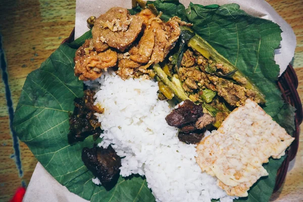 Nasi Jamblang Atau Sego Jamblang Hidangan Padi Tradisional Dari Cirebon — Stok Foto