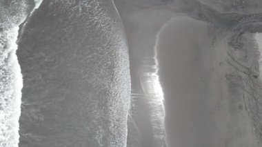 Yogyakarta, Endonezya, Parangtritis Sahili 'nde güneşli bir günde kumsal. Dramatik ışık