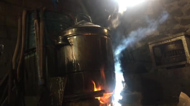 Μαγειρέψτε Λέβητα Στην Παραδοσιακή Σόμπα Κουζίνα Ξύλο Φωτιά Και Κάπνισμα — Αρχείο Βίντεο