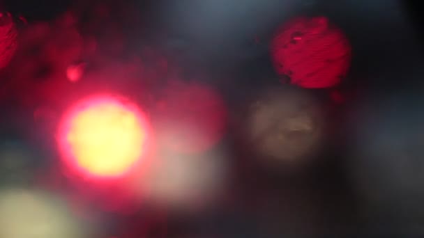 Дощ Падає Вітрове Скло Автомобіля Драйв Автомобіля Вулиці Трафіку Під — стокове відео