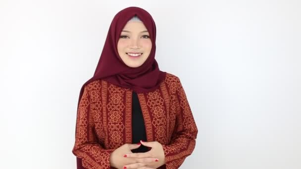 Wanita Muda Islam Asia Mengenakan Kerudung Memegang Tangan Disilangkan Dengan — Stok Video