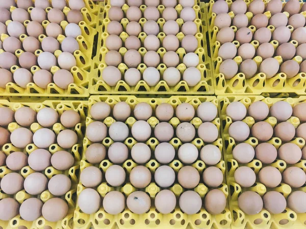 Huevos Gallina Marrón Crudos Cartón Bandeja Huevo Amarillo Con Espacio —  Fotos de Stock