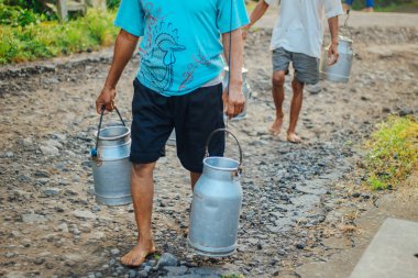 Geleneksel süt işçisi veya Süt adam Boyolali, Endonezya geleneksel çiftlikten Metal Parlak Süt Konteyner veya su ısıtıcısı Geleneksel Can getirmek