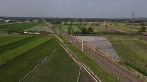 Luftaufnahme Eines Personenzuges Der Yogyakarta Indonesien Von Einer Bahn Überholt — Stockvideo
