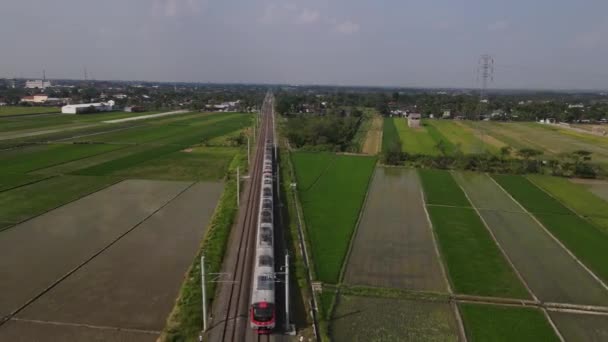 Yogyakarta Endonezya Bir Demiryolunun Yanından Geçen Yolcu Treninin Hava Görüntüsü — Stok video