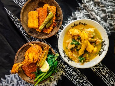 Rujak Soto, Tempong Rice veya Nasi Tempong, ve Tempeh Penyet Banyuwangi, Doğu Java, Endonezya 'nın geleneksel yemeğidir..