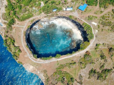 Nusa Penida Adası, Bali, Endonezya 'daki Kırık Plaj' ın insansız hava aracı görüntüsü