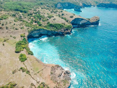 Nusa Penida, Bali, Endonezya mercan plaj ve mavi okyanus dalgaları hava drone üst görünümü. Rocky Coast Ve Koyların Havai Görünümü