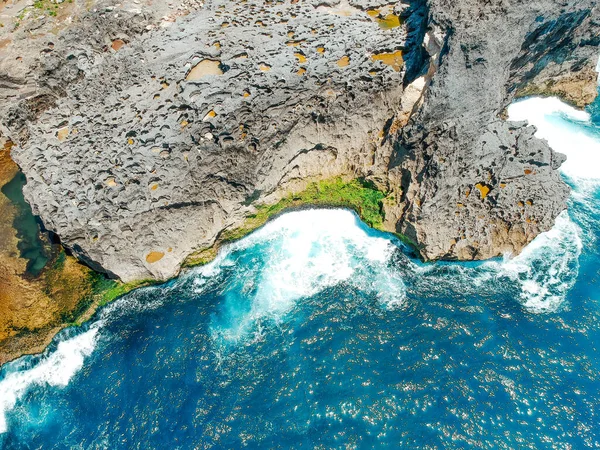 Drone Aéreo Vista Superior Praia Coral Ondas Azuis Oceano Nusa — Fotografia de Stock