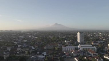 Yogyakarta 'da sabah Merapi Dağı' nın manzarası 
