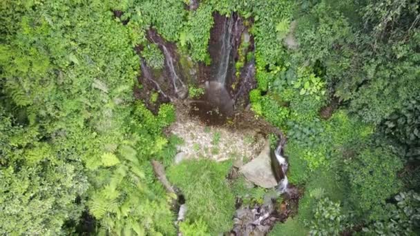 Vista Aérea Cascada Dentro Del Valle Selva Indonesia — Vídeos de Stock