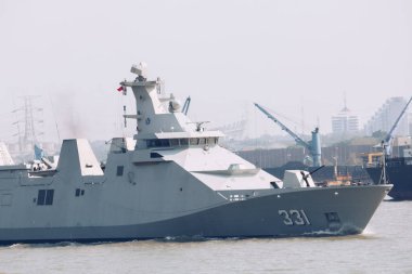 Endonezya Donanması, Tanjung Perak Surabaya limanı yakınlarındaki Madura Boğazı 'nda bulunan 331 numaralı savaş gemisi KRI RADEN EDDY MARTANDINATA yelkenlisidir. Surabaya, Endonezya - 21 Nisan 2019 :
