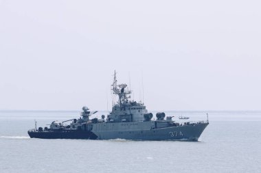Endonezya Donanması, Tanjung Perak Surabaya limanı yakınlarındaki Madura 'da KRI LAMBUNG MANGKURAT 353 savaş gemisi ile denize açıldı. Surabaya, Endonezya - Nisan 2019