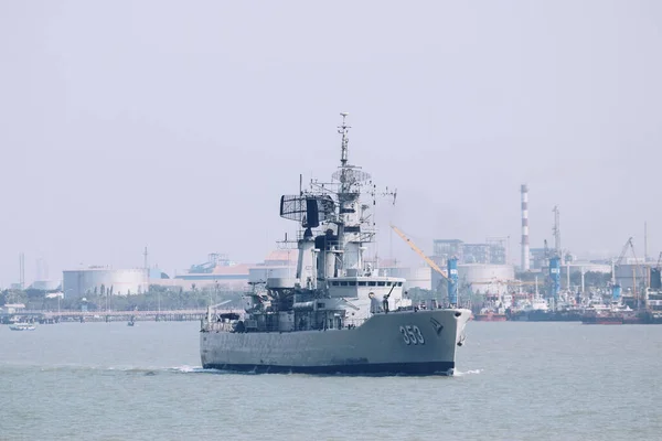 インドネシア海軍は タンジュン ペラック スラバヤ港近くのマドゥラ海峡にあるKri Kri 353 Yos Sudarsoフリゲート艦を航海します インドネシアスラバヤ 2019年4月21日 — ストック写真