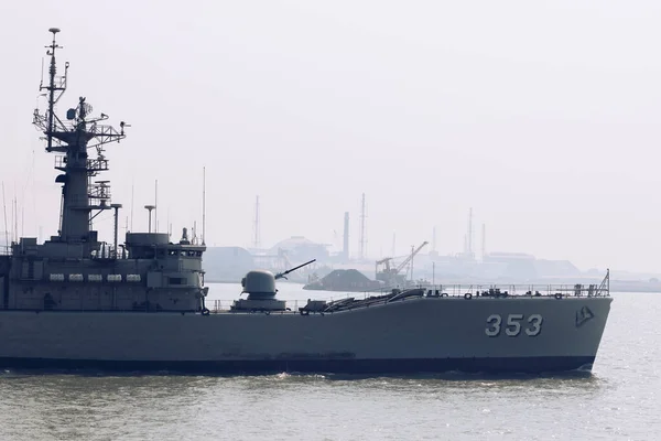 インドネシア海軍は タンジュン ペラック スラバヤ港近くのマドゥラ海峡にあるKri Kri 353 Yos Sudarsoフリゲート艦を航海します インドネシアスラバヤ 2019年4月21日 — ストック写真