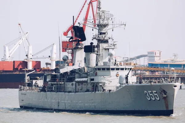 Индонезийский Флот Плавает Парусом Kri Abdul Halim Perdanakusuma 355 Battleship — стоковое фото