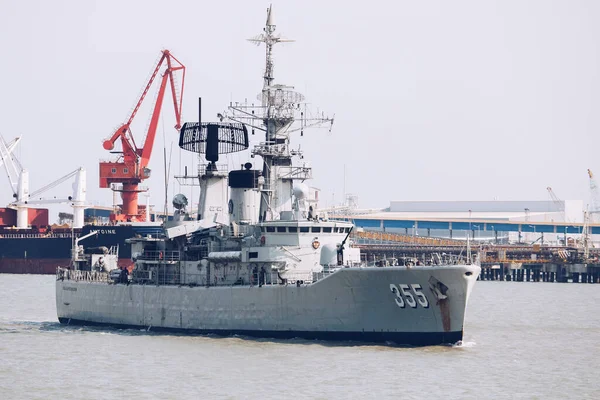 Индонезийский Флот Плавает Парусом Kri Abdul Halim Perdanakusuma 355 Battleship — стоковое фото