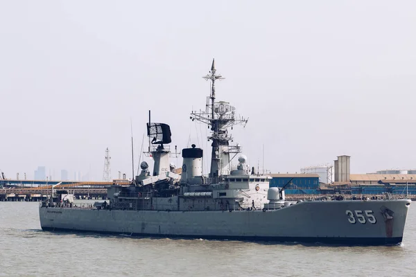 インドネシア海軍は タンジュン ペラック スラバヤ港近くのマドゥラ海峡でKri Kri Abdul Halim Perdanakusuma 355フリゲート艦を航海します インドネシアのスラバヤ — ストック写真