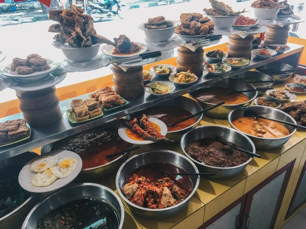 Nasi Padang或Padang咖喱饭的变式菜肴是印尼最有名的食品之一 — 图库照片