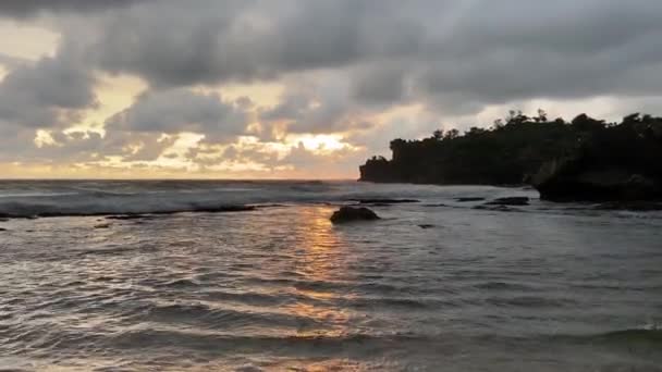 Dramático Amanecer Mar Cielo Ardiente Olas Doradas Brillantes Indonesia — Vídeos de Stock