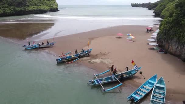 Endonezya Yogyakarta Daki Baron Plajının Deniz Feneri Geleneksel Tekneli Görüntüsü — Stok video