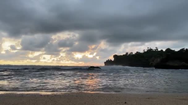 Dramático Amanecer Mar Cielo Ardiente Olas Doradas Brillantes Indonesia — Vídeos de Stock