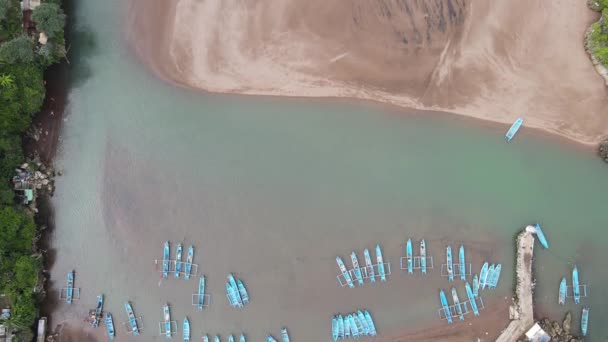 Vista Aérea Playa Barón Yogyakarta Indonesia Con Faro Barcos Tradicionales — Vídeos de Stock