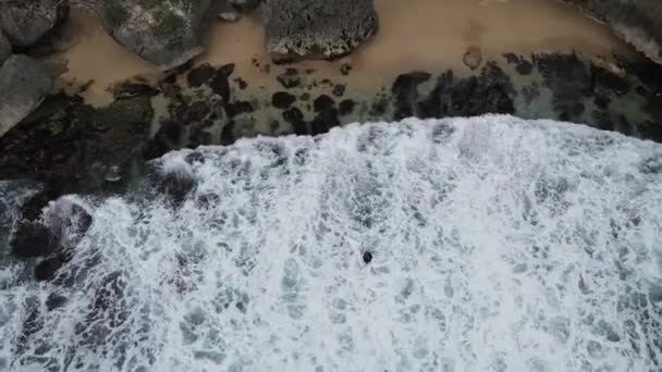 Top Aerial View Giant Ocean Waves Crashing Foaming Coral Beach — Stock Video