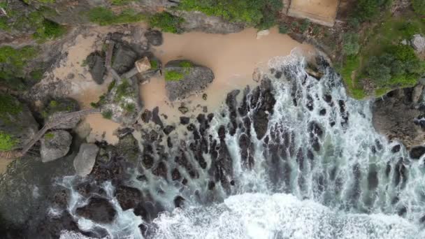 サンゴのビーチで巨大な海の波がクラッシュし 名声の空中ビューをトップダウン — ストック動画