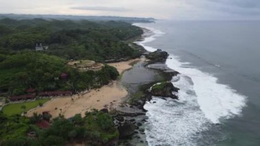 Gunung kidul, Endonezya 'daki yeşil ve kayalık kayalıklı tropikal sahil manzarası.