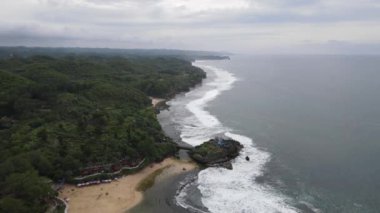 Gunung kidul, Endonezya 'daki yeşil ve kayalık kayalıklı tropikal sahil manzarası.