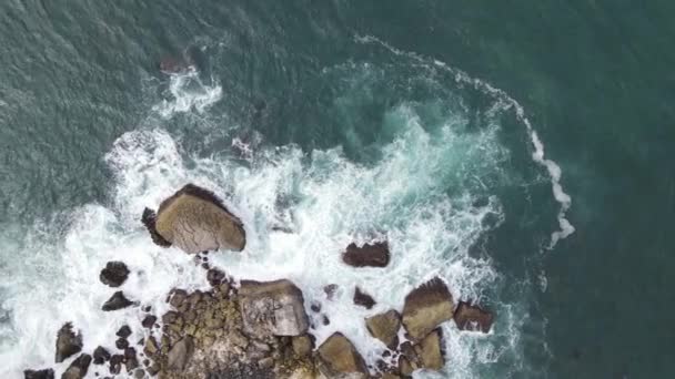 Góry Dół Widok Lotu Ptaka Gigantycznych Fal Oceanicznych Rozbijających Się — Wideo stockowe