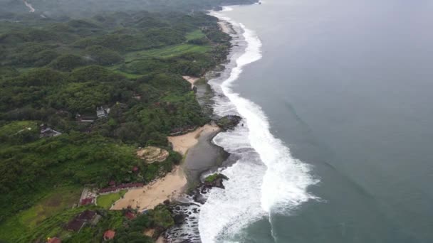 Vista Aérea Praia Tropical Gunung Kidul Indonésia Com Penhasco Verde — Vídeo de Stock