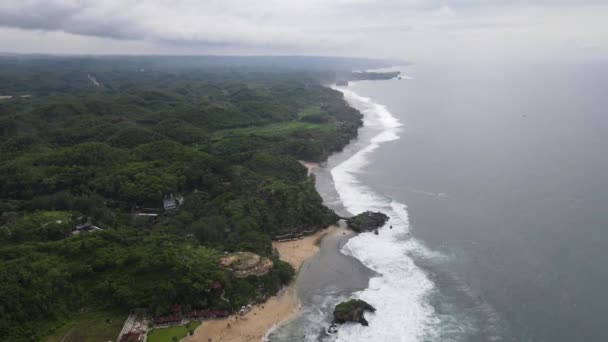 Vista Aérea Playa Tropical Gunung Kidul Indonesia Con Acantilado Verde — Vídeo de stock