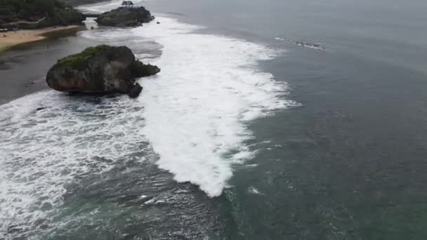 Widok Lotu Ptaka Tropikalną Plażę Gunung Kidul Indonezja Zielonym Skalistym — Wideo stockowe