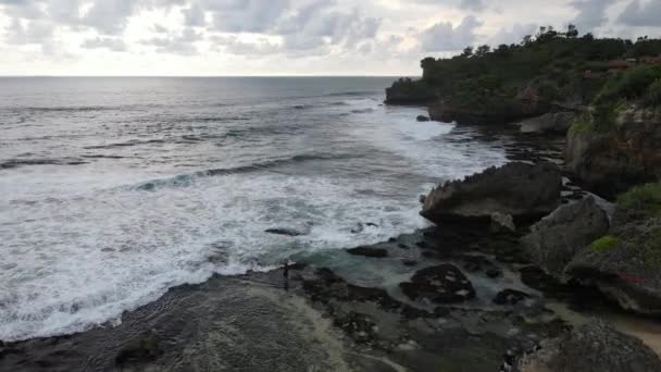 Flying Ocean Alongside Tropical Beach Indonesia Bird Eye View Cinematic — Stock Video